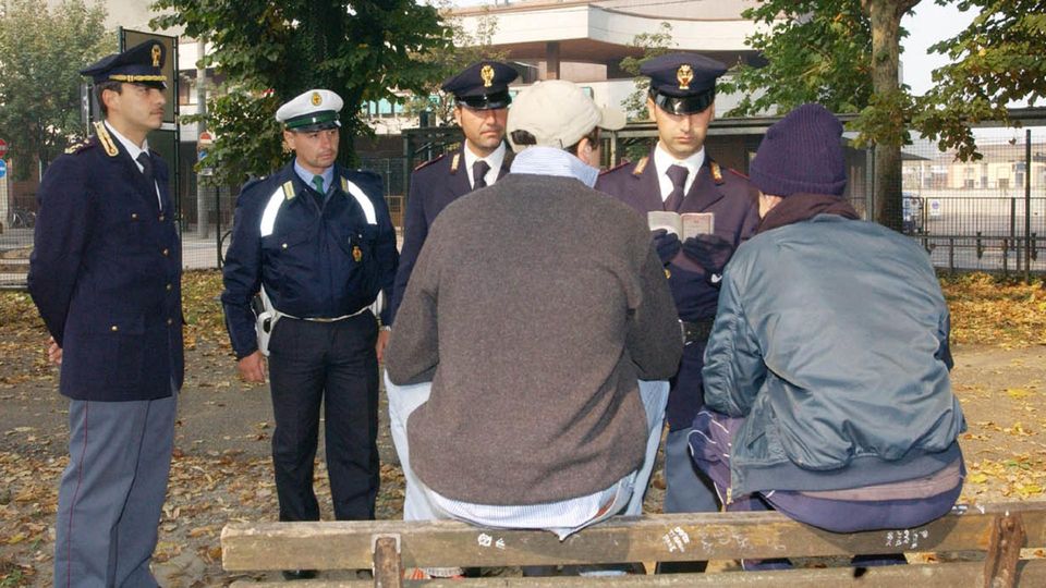 LODI I parchi cittadini passati al setaccio dagli agenti della polizia LODI I parchi cittadini passati al setaccio dagli agenti della polizia