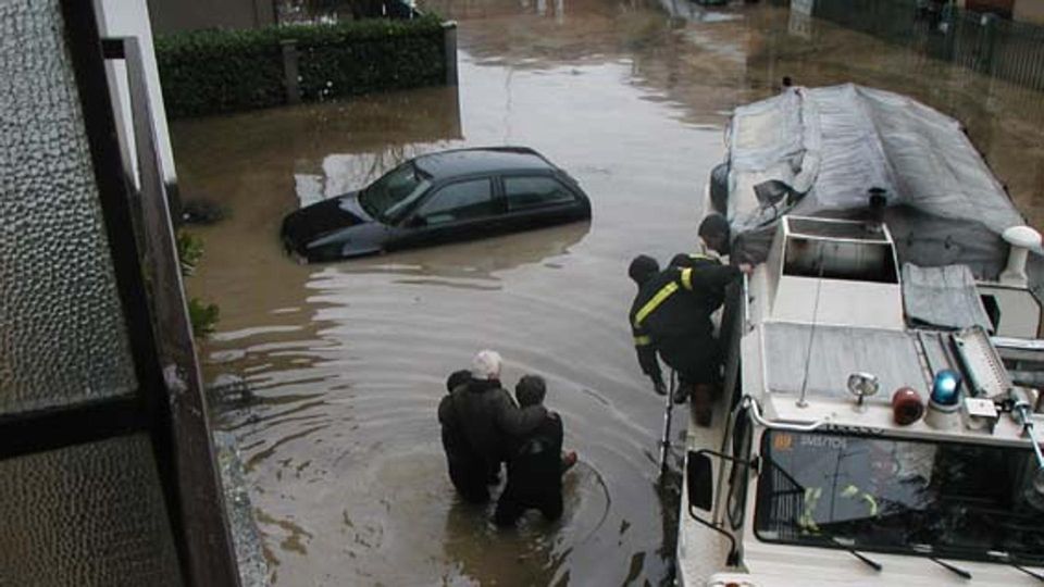 LODI - Nel 2002 il fiume Adda esondò: venne sgomberata la città bassa LODI - Nel 2002 il fiume Adda esondò: venne sgomberata la città bassa