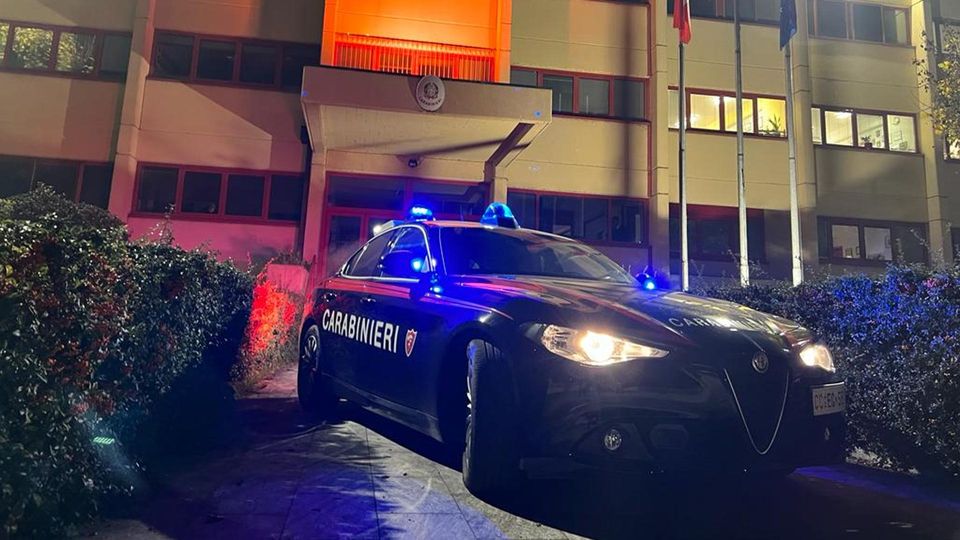 SAN COLOMBANO Violenta rissa in centro, un 39enne aggredisce due giovanissimi minorenni SAN COLOMBANO Violenta rissa in centro, un 39enne aggredisce due giovanissimi minorenni