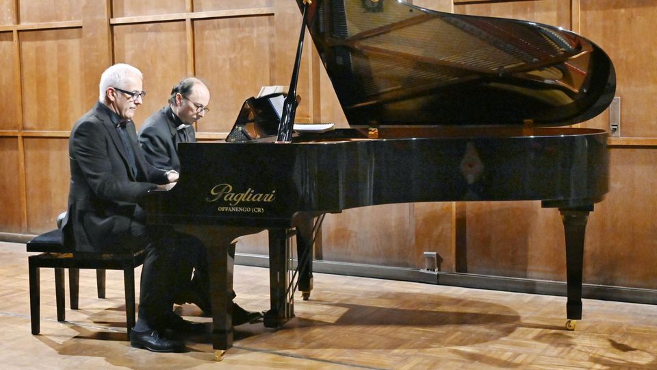 Viaggio in note a quattro mani sul pianoforte nelle vie di Parigi Viaggio in note a quattro mani sul pianoforte nelle vie di Parigi