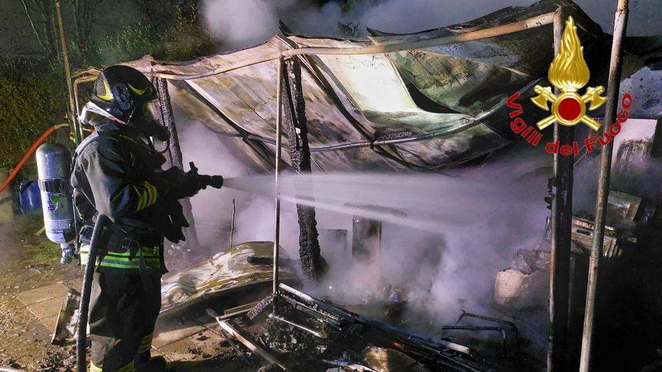 ALLARME INCENDI - Auto e capanno per l’allevamento dei cani divorati dalle fiamme, un sabato sera di super lavoro per i vigili del fuoco a Fombio e San Colombano al Lambro ALLARME INCENDI - Auto e capanno per l’allevamento dei cani divorati dalle fiamme, un sabato sera di super lavoro per i vigili del fuoco a Fombio e San Colombano al Lambro