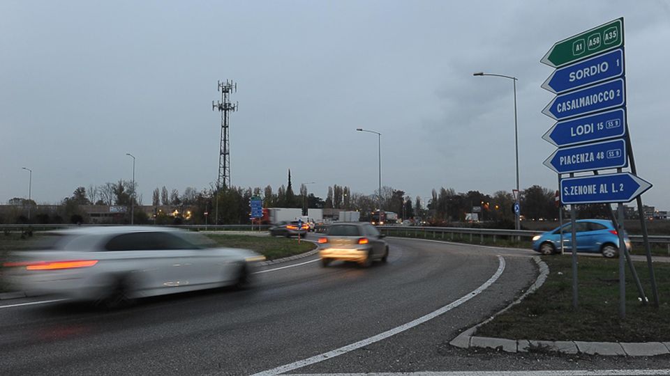 La rotonda dell’Anas sulla via Emilia a San Zenone resta ancora al buio: «Aspettiamo l’incidente mortale» La rotonda dell’Anas sulla via Emilia a San Zenone resta ancora al buio: «Aspettiamo l’incidente mortale»