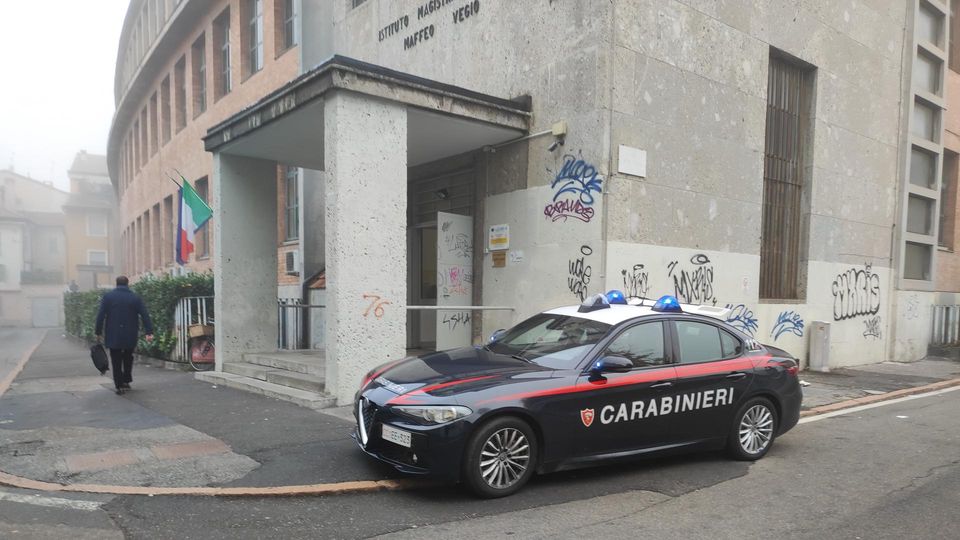LODI Aggressione davanti a scuola: ragazzo ferito con un coltello alla nuca LODI Aggressione davanti a scuola: ragazzo ferito con un coltello alla nuca