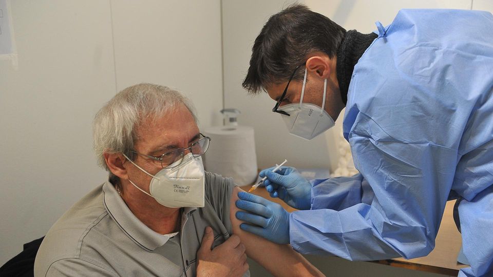Lodi, dieci infermieri e medici no vax tornano al lavoro in ospedale Lodi, dieci infermieri e medici no vax tornano al lavoro in ospedale