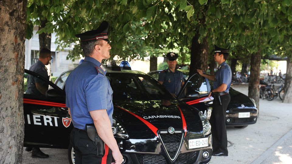 LODI Filmava le sue aggressioni alle coetanee e metteva sui social i video, identificata dai carabinieri la baby picchiatrice LODI Filmava le sue aggressioni alle coetanee e metteva sui social i video, identificata dai carabinieri la baby picchiatrice