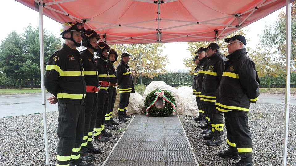 LODI - I vigili del fuoco celebrano Santa Barbara: nel 2022 interventi in crescita del 12 per cento. L’appello del vescovo per pace e giustizia - Il video del grande tricolore issato sul “castello” delle esercitazioni LODI - I vigili del fuoco celebrano Santa Barbara: nel 2022 interventi in crescita del 12 per cento. L’appello del vescovo per pace e giustizia - Il video del grande tricolore issato sul “castello” delle esercitazioni