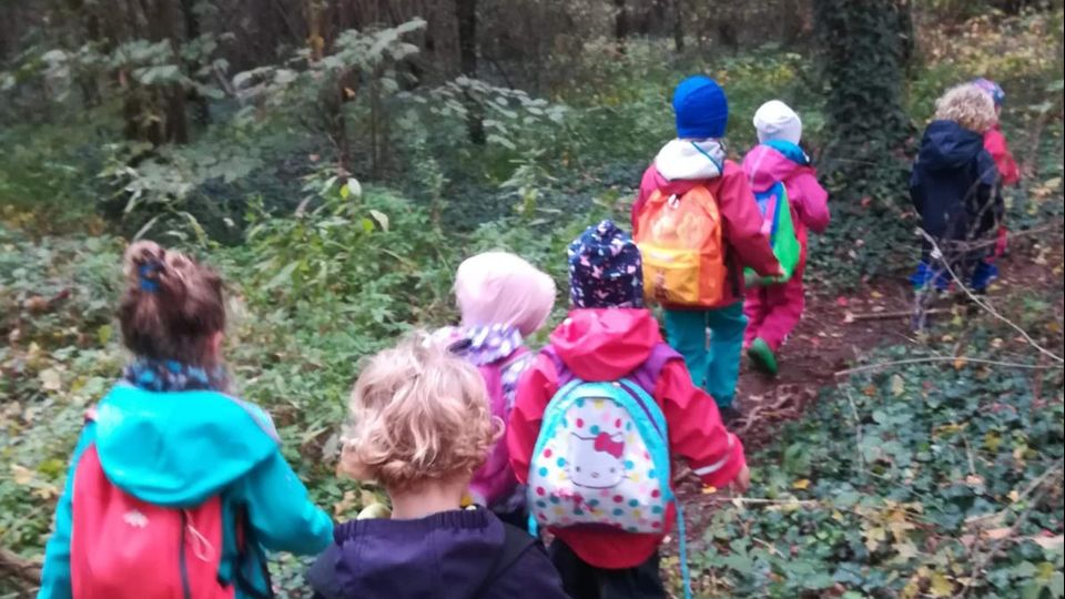 LODI Sentiero delle lucciole, così tutti i giorni i bimbi dai 3 ai 6 anni “crescono” nei boschi LODI Sentiero delle lucciole, così tutti i giorni i bimbi dai 3 ai 6 anni “crescono” nei boschi