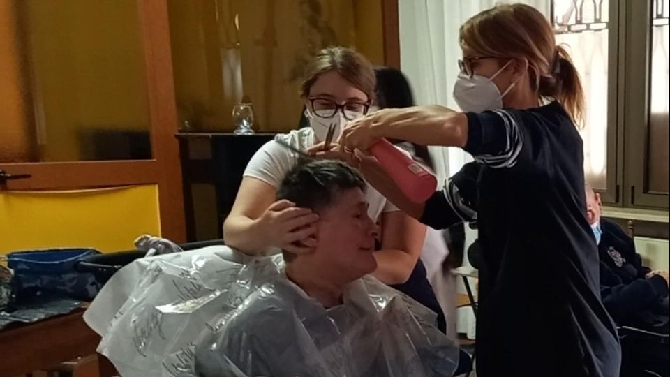 Salone di bellezza speciale: estetisti e parrucchieri della scuola Clerici per i pazienti della Danelli VIDEO Salone di bellezza speciale: estetisti e parrucchieri della scuola Clerici per i pazienti della Danelli VIDEO