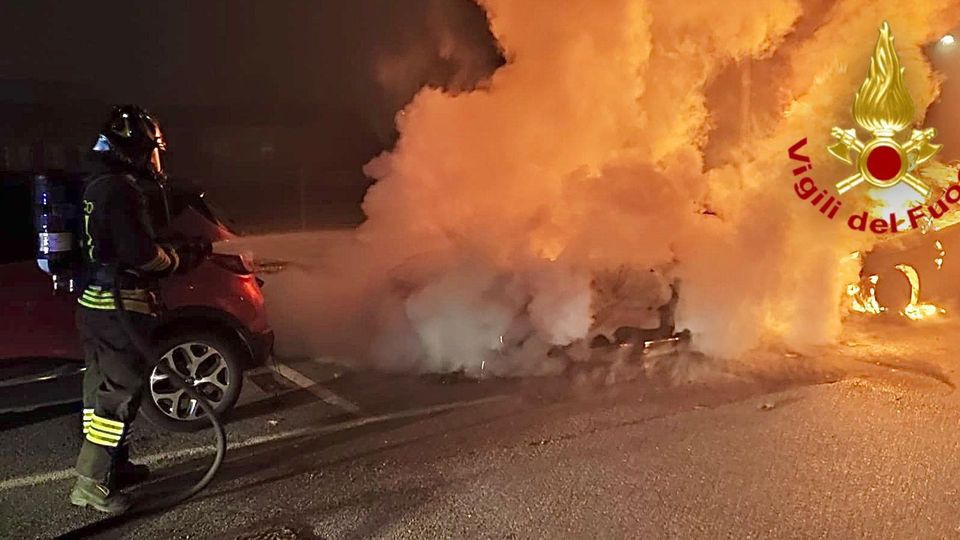 Alba di fuoco a Zelo, le fiamme distruggono tre vetture parcheggiate Alba di fuoco a Zelo, le fiamme distruggono tre vetture parcheggiate