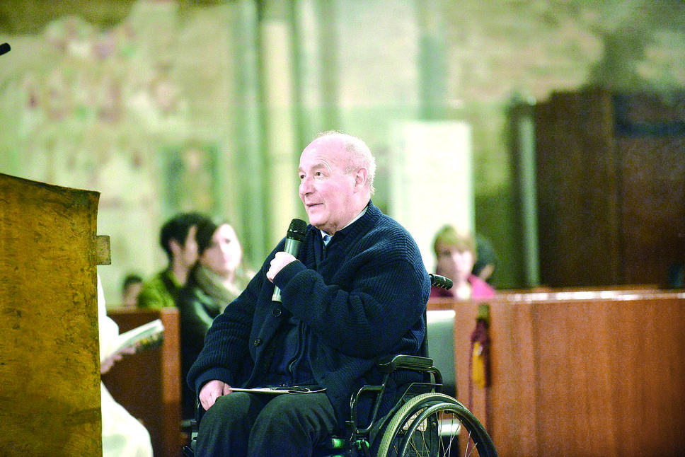 12 Aprile 2014: la Veglia diocesana dei Giovani; nella foto la testimonianza di don Olivo Dragoni. 12 Aprile 2014: la Veglia diocesana dei Giovani; nella foto la testimonianza di don Olivo Dragoni.