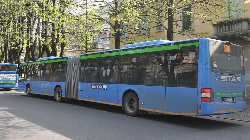 Pullman di Star Mobility in viale Dante a Lodi Pullman di Star Mobility in viale Dante a Lodi