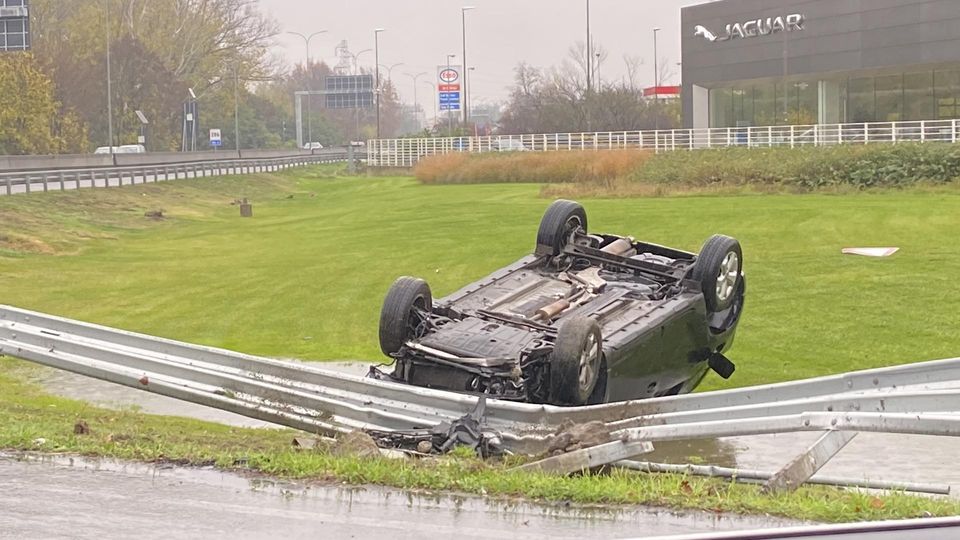 LODI - Alta velocità e pioggia: auto fuori strada alla rotonda della Faustina, momenti di apprensione in tangenziale LODI - Alta velocità e pioggia: auto fuori strada alla rotonda della Faustina, momenti di apprensione in tangenziale