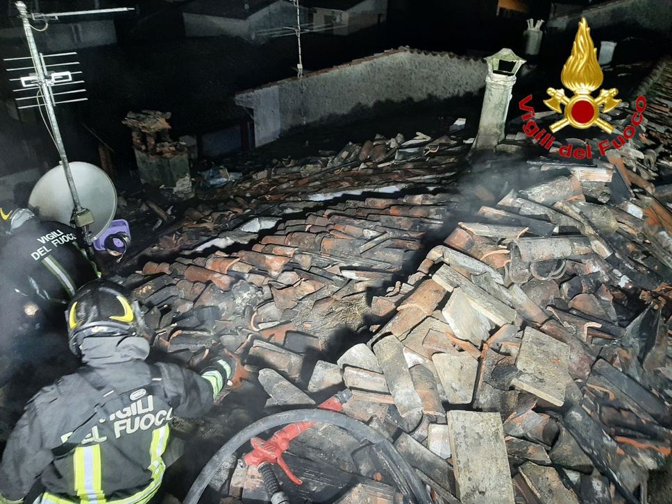 I vigili del fuoco sul tetto lesionato dalle fiamme I vigili del fuoco sul tetto lesionato dalle fiamme