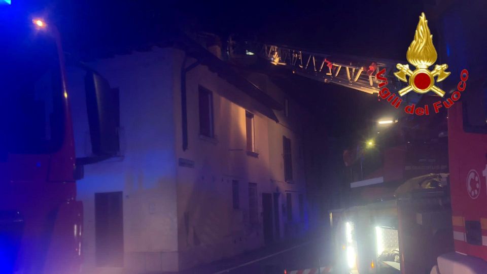 Tetto in fiamme a Crespiatica, un 25enne intossicato mentre cerca di domare l’incendio Tetto in fiamme a Crespiatica, un 25enne intossicato mentre cerca di domare l’incendio