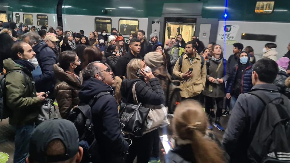 Un giovane di 25 anni investito sui binari tra Melegnano e Tavazzano: treni bloccati, centinaia di pendolari a terra. Autobus sostitutivi - Le immagini Un giovane di 25 anni investito sui binari tra Melegnano e Tavazzano: treni bloccati, centinaia di pendolari a terra. Autobus sostitutivi - Le immagini