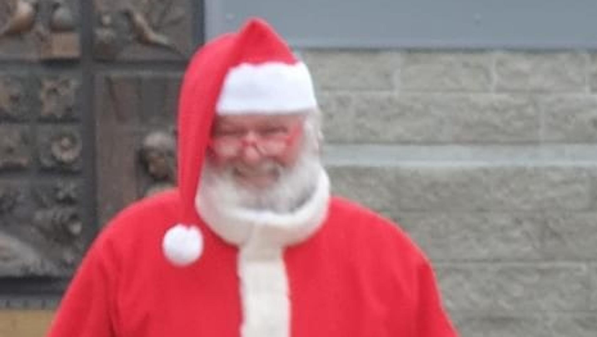 CASELLE LURANI L'ultimo saluto della comunità a “Babbo Natale” - Cronaca,  Caselle lurani