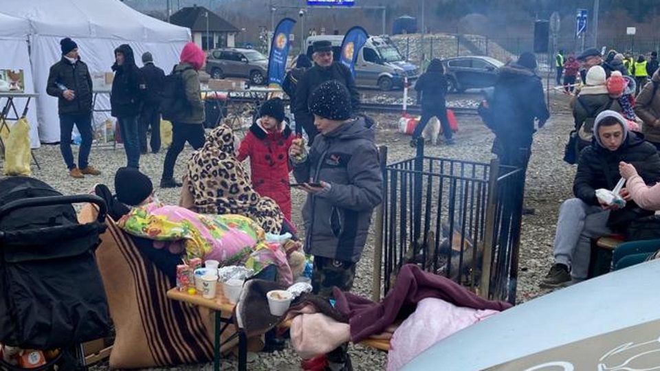UCRAINA / IL REPORTAGE Al confine, in mezzo ai profughi: l’inferno a 1600 chilometri da noi UCRAINA / IL REPORTAGE Al confine, in mezzo ai profughi: l’inferno a 1600 chilometri da noi