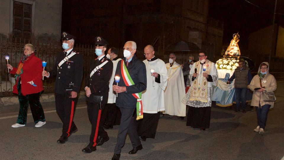 OSSAGO La processione ha concluso la festa del santuario VIDEO OSSAGO La processione ha concluso la festa del santuario VIDEO
