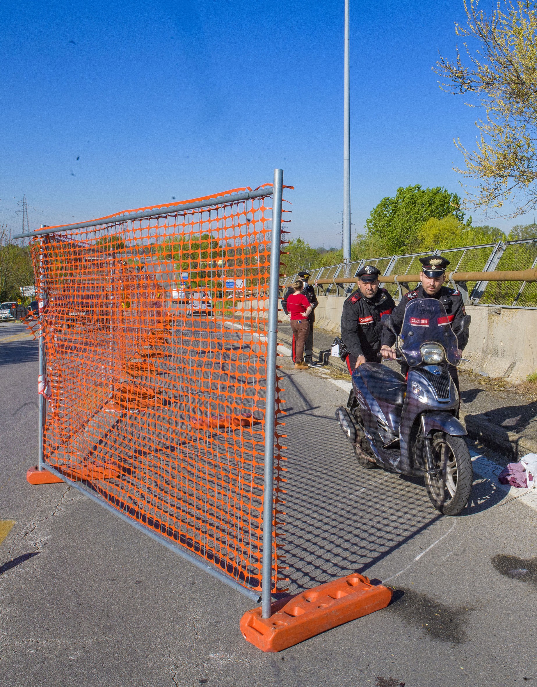 Le forze dell’ordine recuperano lo scooter della vittima (Canali)