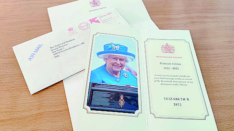 Una lettera della regina Elisabetta “sorprende” i ragazzi ...