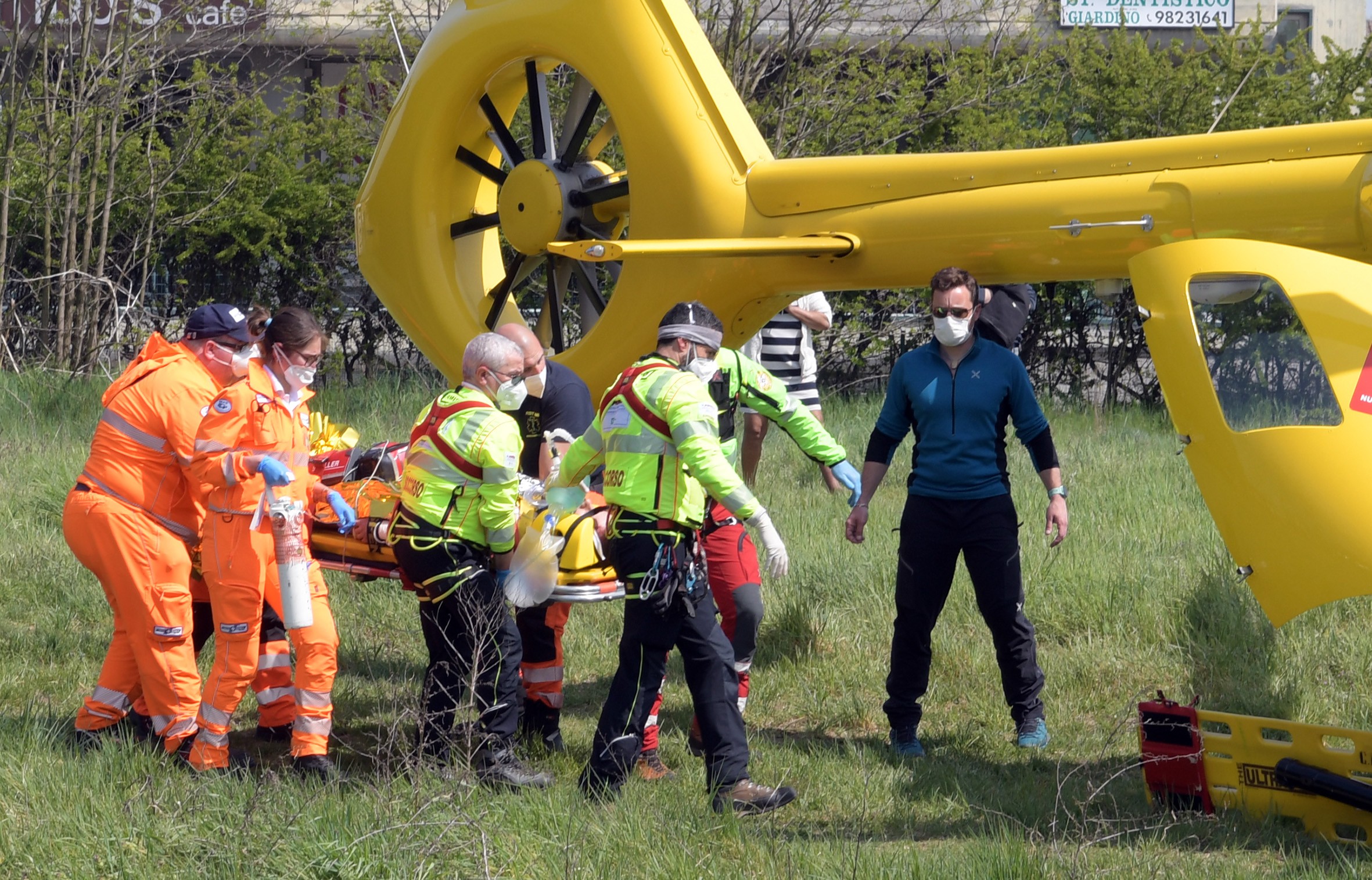 I soccorritori portano il 17enne sull’elicottero (Canali)