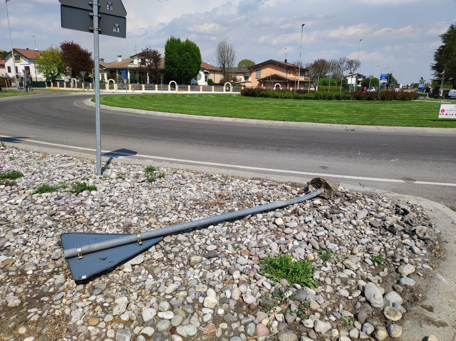 Uno dei cartelli abbattuti dal motociclista (Agosti)