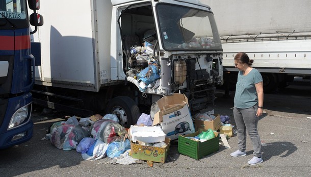 CARPIANO Nel polo di Francolino rimorchi abbandonati utilizzati come cassonetti VIDEO