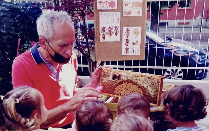 CASALE L’apicoltore Luigi Baggi svela ai bambini i suoi segreti VIDEO