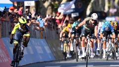 Ciclismo: Girmay dà spettacolo al Giro d’Italia ma lo spumante gli fa male