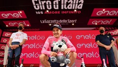 Ciclismo, il Giro d’Italia di Carapaz entra nella settimana decisiva