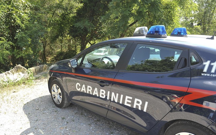 COMAZZO In auto senza patente va a fare scorta di droga