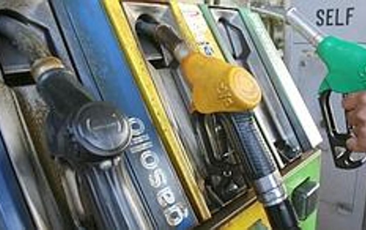 Derubato dell’auto mentre sta facendo benzina all’Eni Station di San Donato