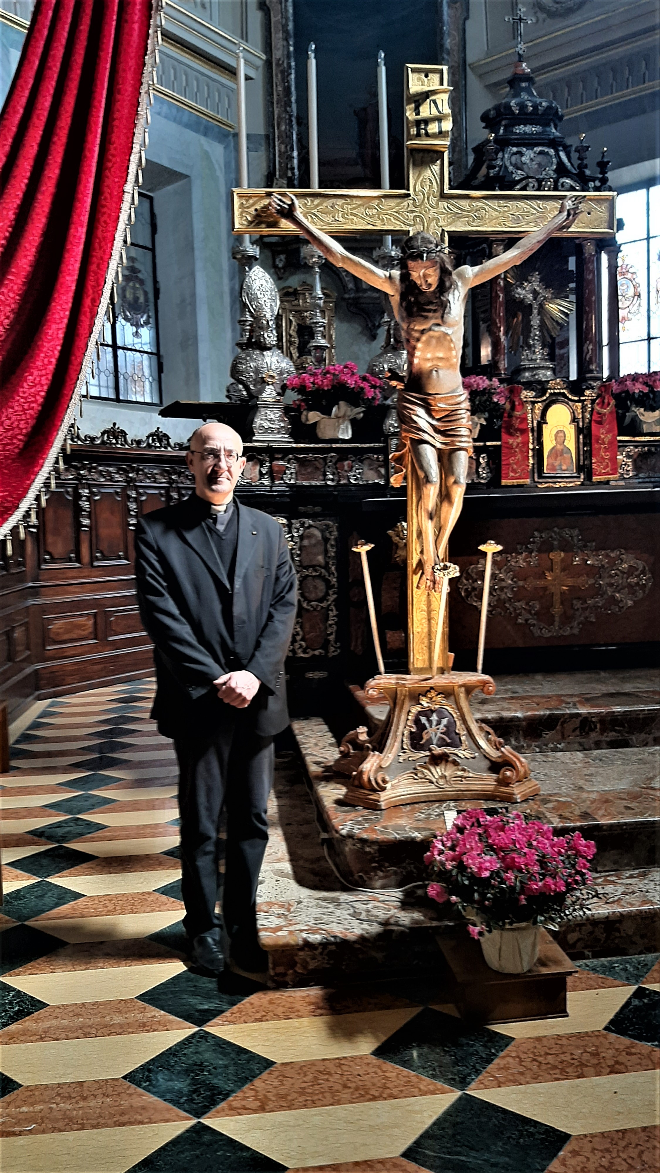 Don Andrea Coldani sotto il Santo Crocifisso nella parrocchiale (Bagatta)