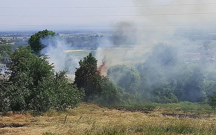 SAN COLOMBANO Rimane alta l’allerta per gli incendi sulla collina