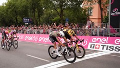 Al Giro è sfida tra velocisti: De Bondt vince davanti ad Affini