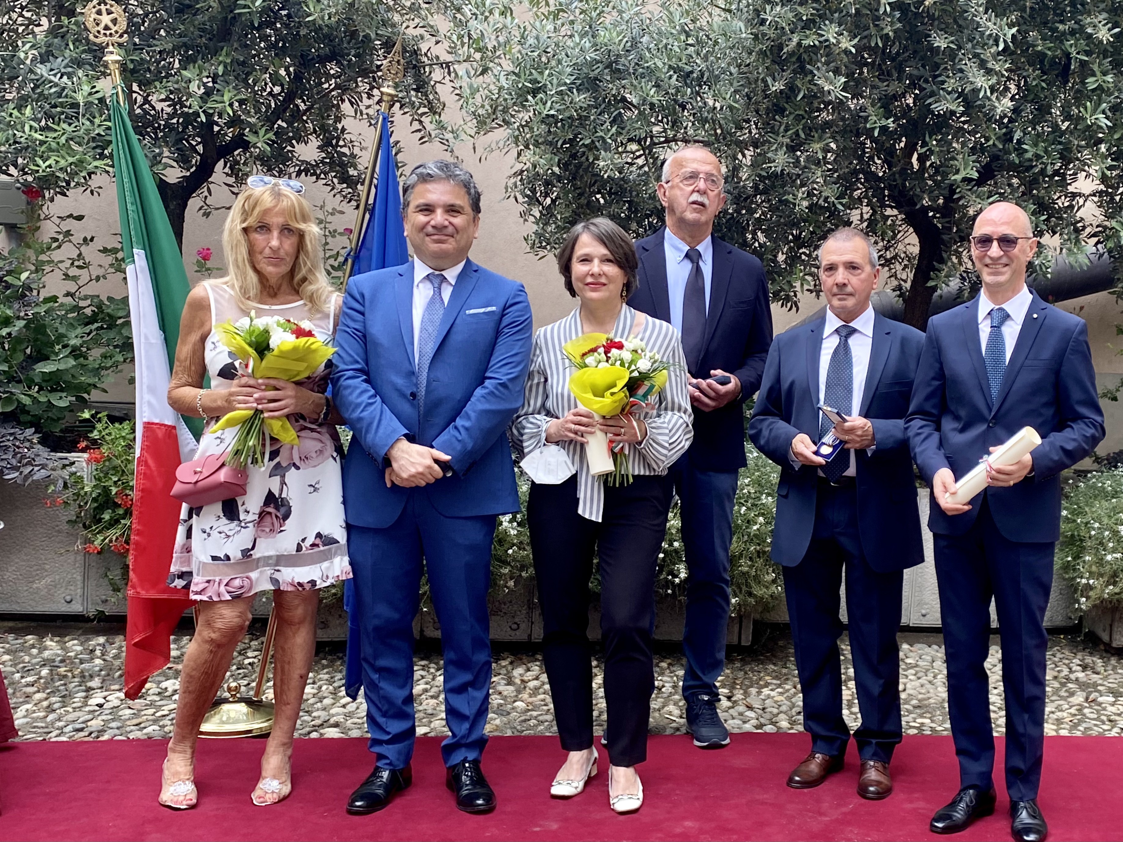 Gli insigniti delle onorificenze al merito e gli eredi degli ex internati che hanno ricevuto la medaglia d’onore, insieme al prefetto