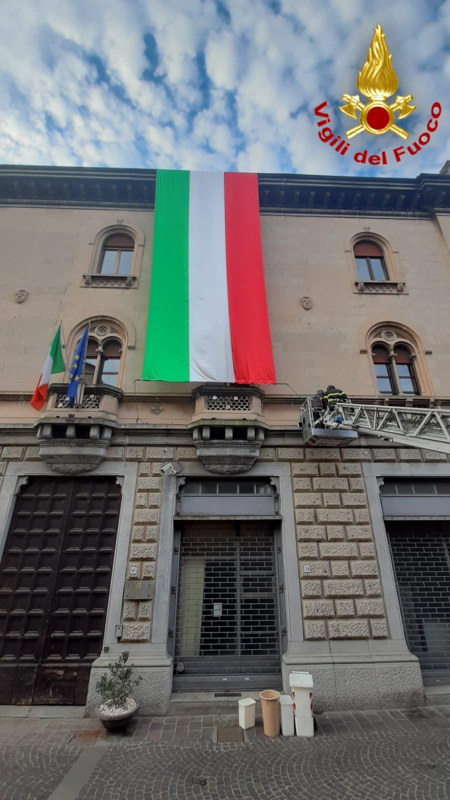 La bandiera srotolata dai vigili del fuoco