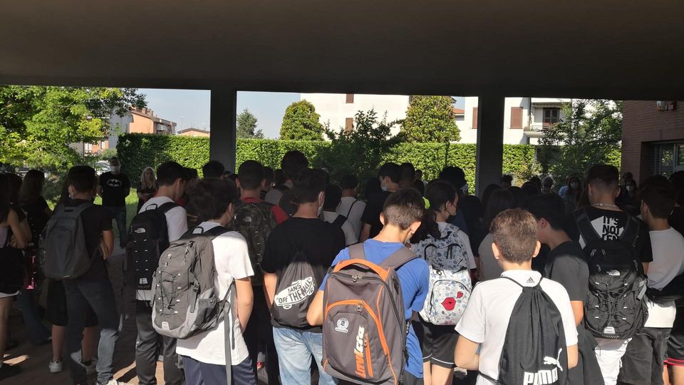 PAULLO Prima degli esami di terza media tutti in silenzio per Anwar PAULLO Prima degli esami di terza media tutti in silenzio per Anwar
