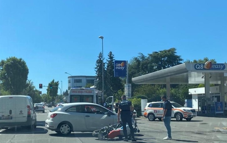 Schianto tra auto e moto in viale Milano a Lodi nel pomeriggio, ferito un 49enne