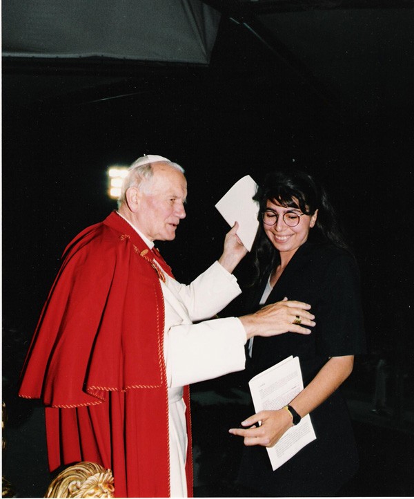 Giovanni Paolo II ha voluto salutare personalmente i giovani che gli ponevano domande. Ecco Maria Teresa Malvicini nel momento del saluto al Papa.
