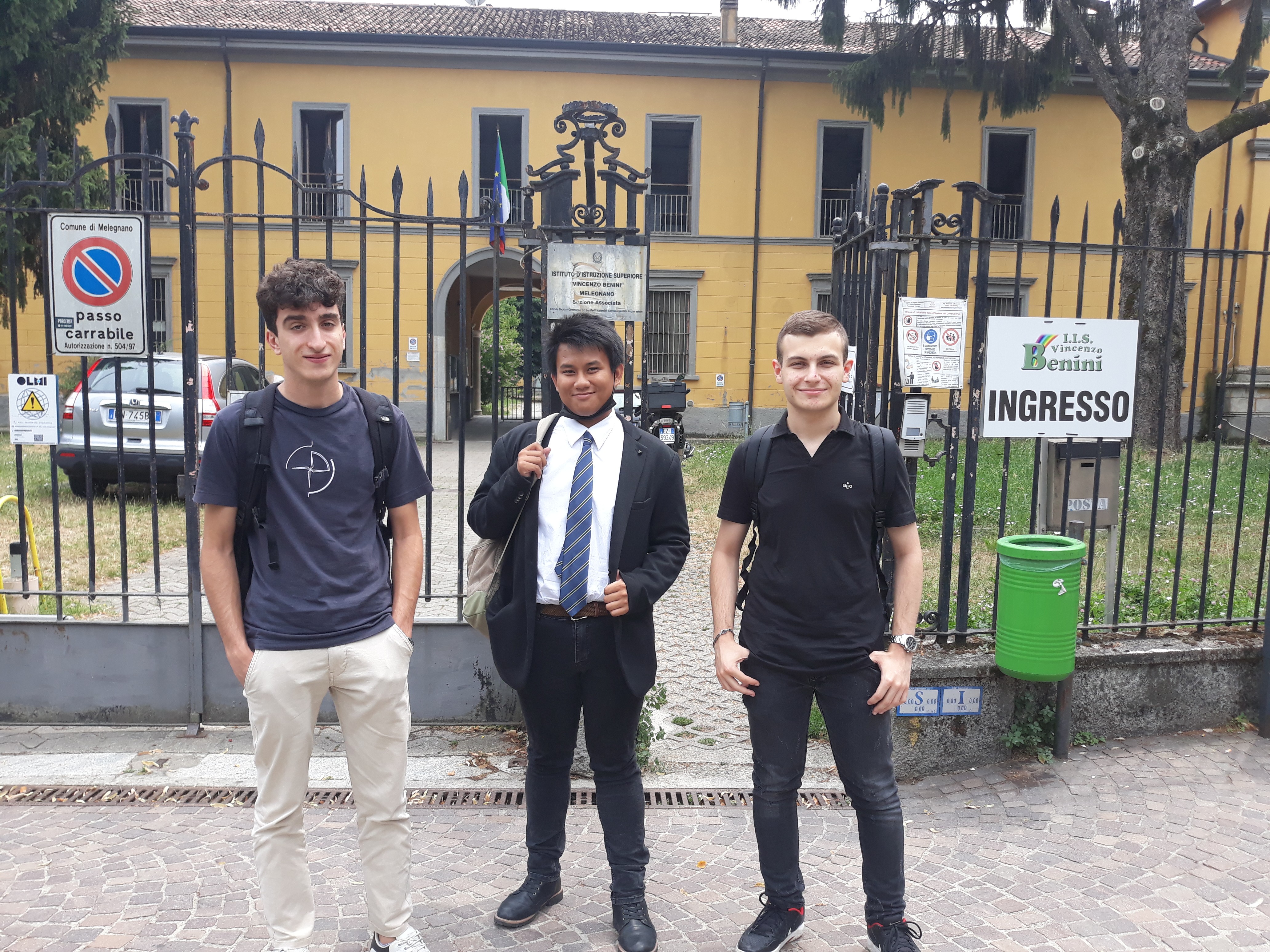 Nelle foto alcuni ragazzi al termine della maturità al Benini di Melegnano