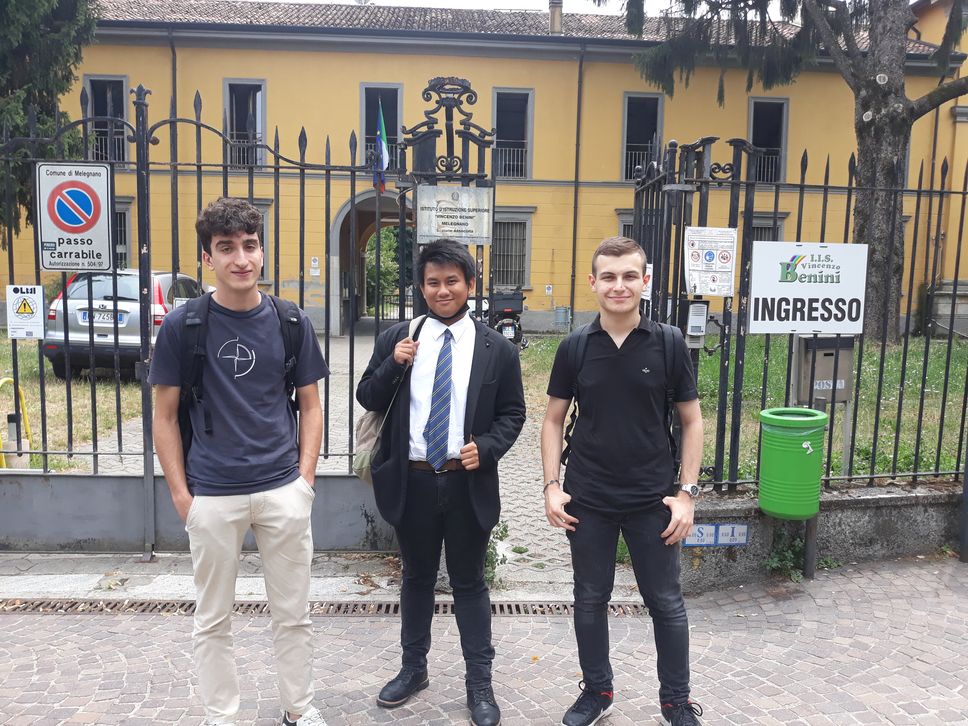 Nelle foto alcuni ragazzi al termine della maturità al Benini di Melegnano Nelle foto alcuni ragazzi al termine della maturità al Benini di Melegnano
