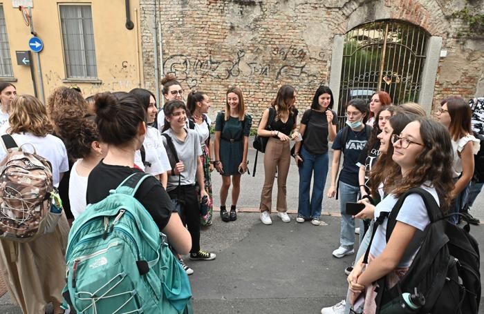 Un gruppo di studenti in vena di buonumore Un gruppo di studenti in vena di buonumore