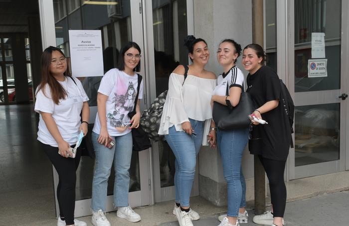 Studentesse all’uscita dal Primo Levi, dove hanno sostenuto la prima prova scritta
