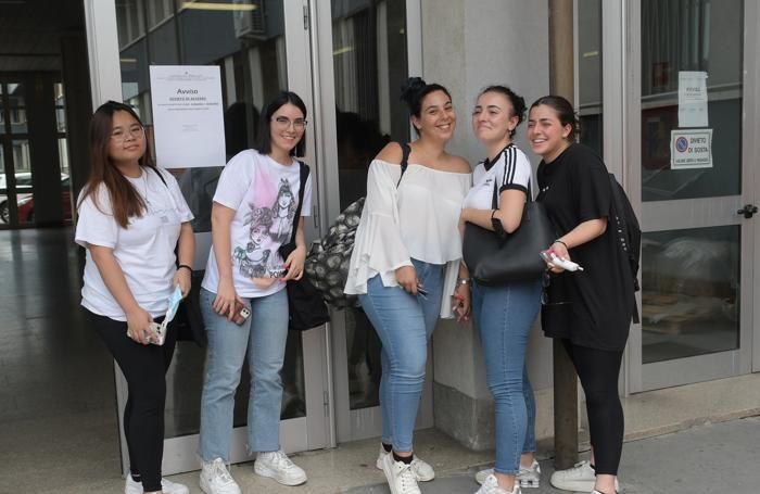 Studentesse all’uscita dal Primo Levi, dove hanno sostenuto la prima prova scritta Studentesse all’uscita dal Primo Levi, dove hanno sostenuto la prima prova scritta