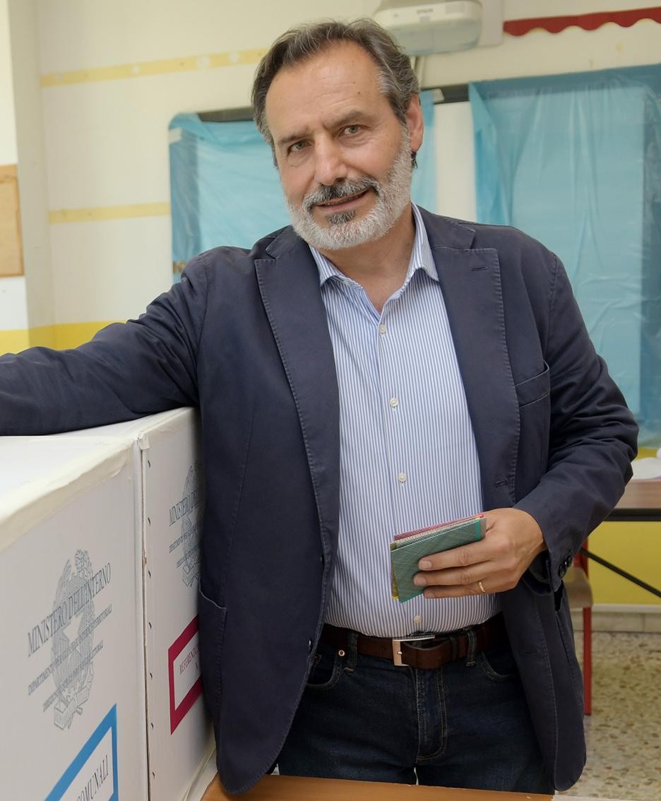 Francesco Squeri mentre vota (Canali)