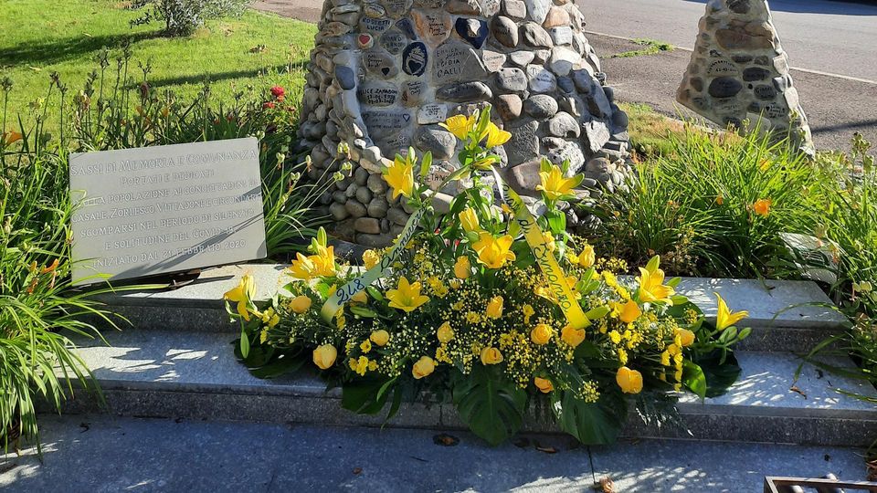 Casale, i fiori della cerimonia della Finanza per il monumento alle vittime Covid Casale, i fiori della cerimonia della Finanza per il monumento alle vittime Covid