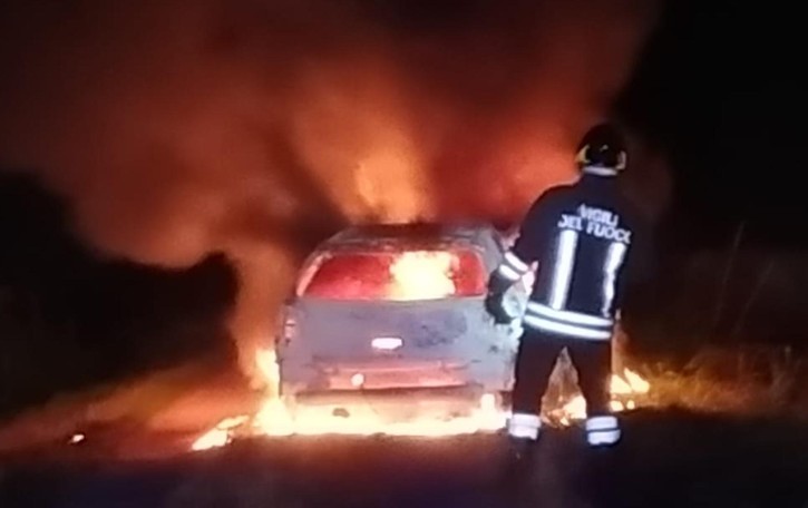 Carpiano, abbandonano un’auto e la incendiano nei campi