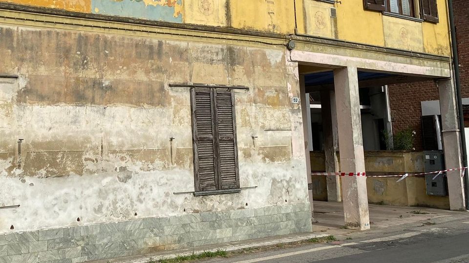 Corte Palasio, ore di rilievi scientifici per l’ex sindaco morto accoltellato alla gola Corte Palasio, ore di rilievi scientifici per l’ex sindaco morto accoltellato alla gola