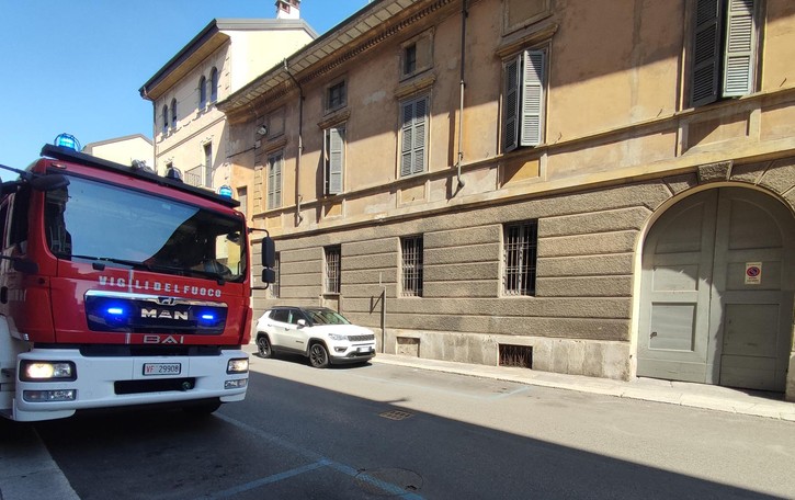 Allarme nel centro di Lodi per un principio di incendio nei locali del Circolo di lettura